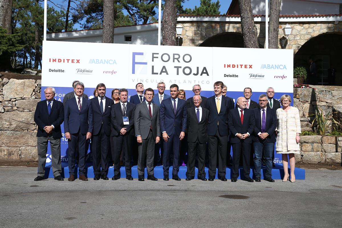 5/10/2019. Sánchez clausura el foro La Toja-Vinculo Atlántico. El presidente del Gobierno en funciones, Pedro Sánchez, durante la foto de fa...